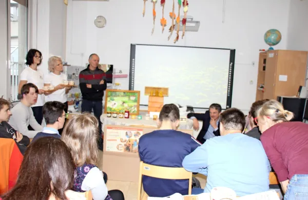 V Cirius Vipava so ob dnevu slovenske hrane in  tradicionalnem 
slovenskem zajtrku gostili državnega sekretarja ministrstva za 
kmetijstvo Damjana Stanonika in čebelarja Bogdana Žvanuta. 