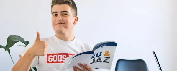 Sead Hrustanović se v Kopru, kjer študira in dela kot prostovoljec,   
počuti kot doma.
