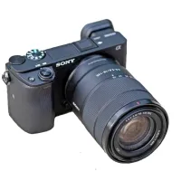 Sony alpha 6400 z objektivom 18-135 