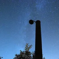 Nočno tihožitje Rimske galaksije in zunanjega tuša (ISO 3200, zaslonka 3,5,  čas 
30 sekund)