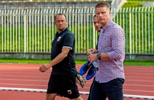 Septembra sta v Domžale odšla Darko Karapetrović (levo) in 
Andrej Razdrh (desno), trener vratarjev Vasja Simčič (v sredini) pa 
je ostal v Sežani. 