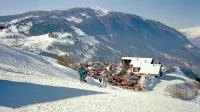 Na lokaciji nekdanje koče nad Livkom so Roševi zgradili  turistične 
hišice Nebesa.