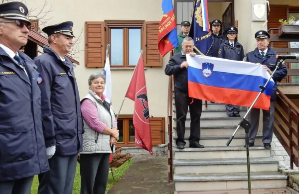 Spominsko obeležje pod hišno številko sta v navzočnosti mnogih 
visokih predstavnikov policije in policijskega veteranskega 
društva odkrila Fabio Steffe in Branko Kjuder.