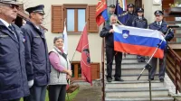 Spominsko obeležje pod hišno številko sta v navzočnosti mnogih 
visokih predstavnikov policije in policijskega veteranskega 
društva odkrila Fabio Steffe in Branko Kjuder.