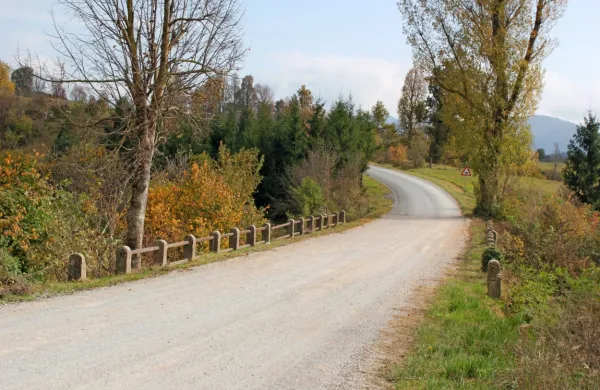 S pomočjo sofinanciranja Morsa se je začela dolgo načrtovana 
obnova ceste Zagorje-Bač do meje z ilirskobistriško občino, kjer je 
že asfaltirana.