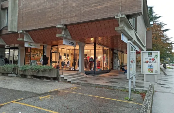 Ropar je proti prodajalki v trgovini s prehranskimi dopolnili in 
naravnimi izdelki uperil pištolo in od nje terjal denar. 