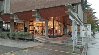 Ropar je proti prodajalki v trgovini s prehranskimi dopolnili in 
naravnimi izdelki uperil pištolo in od nje terjal denar. 