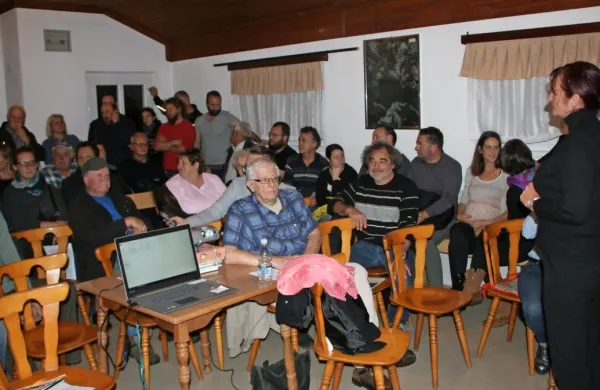 Artvižci so  na zboru krajanov pritegnili županji Saši Likavec 
Svetelšek (stoji),  da vetrnice v njihovo okolico ne sodijo. 