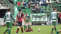 Ajdovci (v rdeče črnih dresih) so z zmago v Vipavi proslavili 
jesenski naslov.