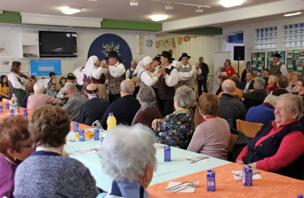 Udeležence srečanja so v dobro voljo spravili tudi člani Folklornega društva Vipava.