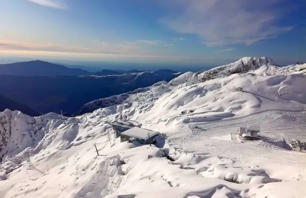 Kanin prekriva   2,5 metra debela snežna odeja, proge  so steptali.