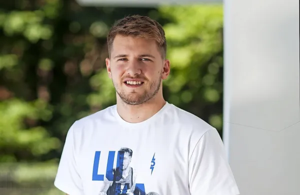 Dončić je z odlično predstavo postal drugi najmlajši igralec v 
zgodovini lige NBA po LeBronu Jamesu, ki je na eni tekmi dosegel 
statistični trojni dvojček s 40 točkami.