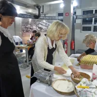 V klasirnici topilniškega muzeja so minulo soboto prvič izdelovali 
žlikrofe in klekljali.