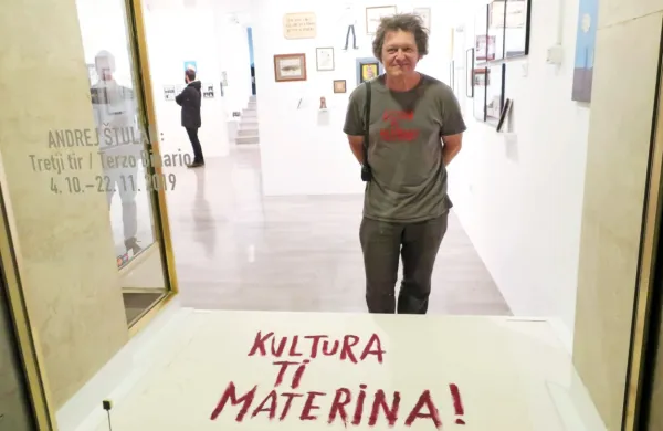 Andrej Štular v koprsko galerijo vabi tudi s provokativno besedno igro, ki poudarja naše bistvo. 