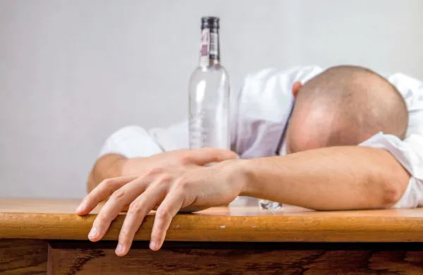 Odvisnost od alkohola povzroča množico težkih bolezni in  prezgodnjih smrti, nastopi  lahko že po letu poseganja po alkoholu. 