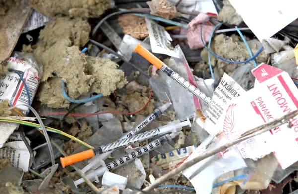 Tovrstnih prizorov bi bilo v okolju manj, če bi imeli varne sobe, so prepričani v društvih, ki se ukvarjajo s pomočjo odvisnikom od drog.