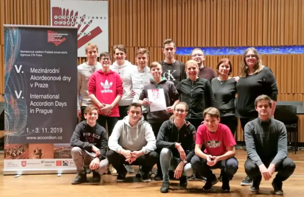Zlata medalja na mednarodnem tekmovanju v Pragi je zelo velika 
spodbuda mlademu harmonikarskemu orkestru iz Sežane. 