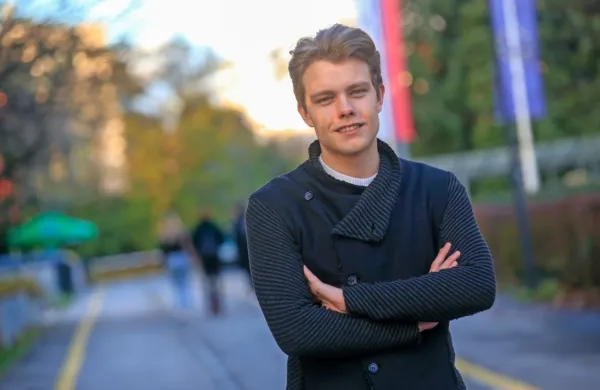 Gregor Grahor je vpisan na ljubljansko Ekonomsko fakulteto, ob 
študiju pa je tudi družbeno aktiven.