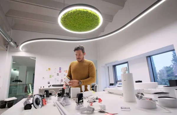 Podjetje Intra Lighting je s svojimi svetili in svetlobnimi sistemi
opremilo tudi objekte družb Google, Facebook, Ferrari, Microsoft
...