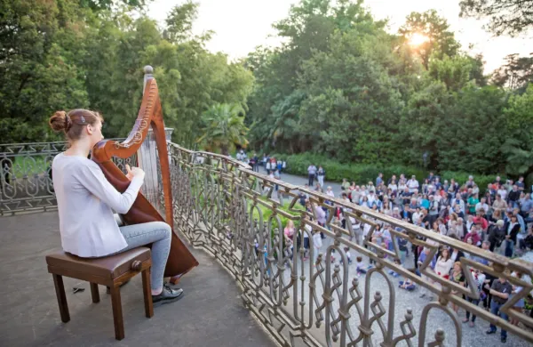 Koncert Glasbene promenade v parku v jubilejni 10. sezoni 
Snovanja SCGV Emil Komel maja 2015 pred palačo Coronini 
Cronberg v Gorici 