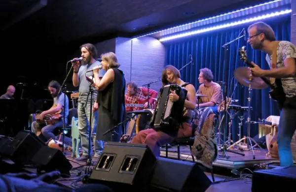 Bakalini  Veliki se tako na odru kakor na plošči v skladbi Človek in 
Luna na odru pridruži  Bogdana Herman. 