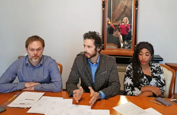 Sandro Vincoletto (levo), Luka Juri in Clio Diabatè so predstavili 
zahteve v peticiji, ki so jo naslovili na vlado in ministra za 
izobraževanje.