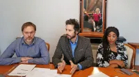 Sandro Vincoletto (levo), Luka Juri in Clio Diabatè so predstavili 
zahteve v peticiji, ki so jo naslovili na vlado in ministra za 
izobraževanje.