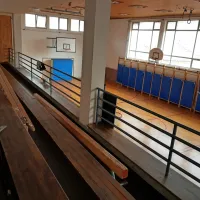 Telovadnica je pretesna in povsem zastarela, nekateri učenci pa imajo športno vzgojo kar v knjižnici.  

