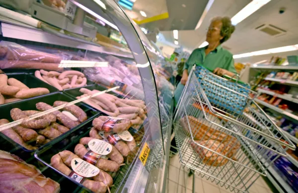 Z odločitvijo, da ob izrednem usklajevanju pokojnin vsem upokojencem namenijo enak znesek, so se poslanci 
oddaljili od do sedaj veljavnega modela usklajevanja.