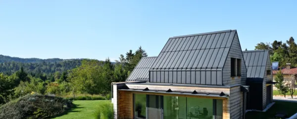  Na robu naselja se odpira pogled na okoliške gozdove.

