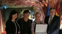  Ani Roš je priznanje ambasadorke gastronomije predal Zurab 
Pololikashvili (desno), veselje pa sta delila tudi Valter Kramar in 
Renata Cvelbar Bek (levo).