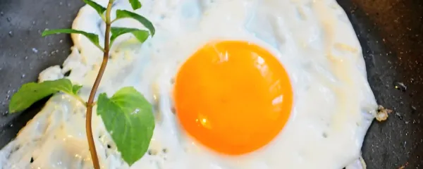 Za bistrost v pozni starosti poskrbijo - pršut, teran in jajca.