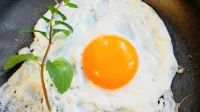 Za bistrost v pozni starosti poskrbijo - pršut, teran in jajca.