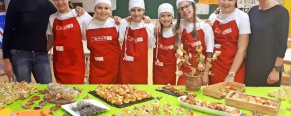 Med njimi so v akciji še posebej dejavni ajdovski osnovnošolci z OŠ 
Šturje (na fotografiji z Anko Peljhan na levi in mentorico Petro 
Ušaj).