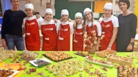 Med njimi so v akciji še posebej dejavni ajdovski osnovnošolci z OŠ 
Šturje (na fotografiji z Anko Peljhan na levi in mentorico Petro 
Ušaj).