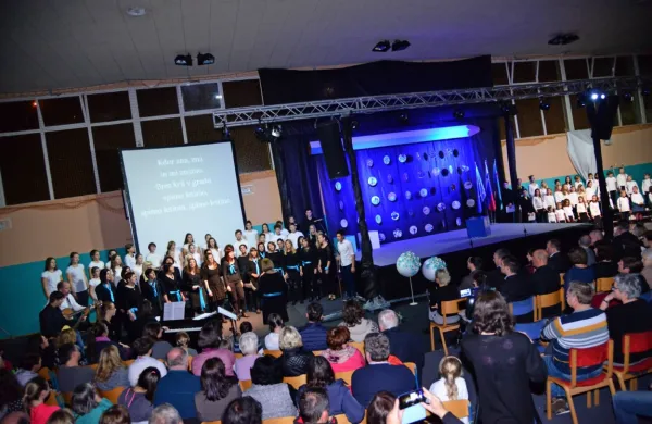 Na slovesnosti so potovali v času: obiskali preteklost, preverili 
sedanjost in napovedali prihodnost.