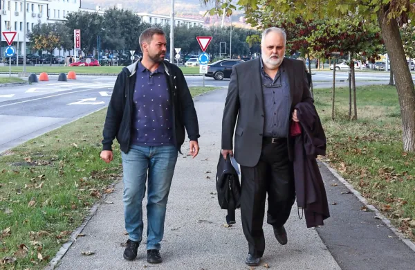 Sebastjan Kokl z odvetnikom Bojanom Pečnikom ob prihodu na 
sodno obravnavo oktobra lani.