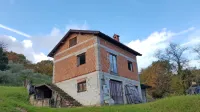   Čeprav svetovalec koprskega župana Robert Šuc upa, da bo za to 
nedovoljeno gradnjo uspel pridobiti gradbeno dovoljenje, pa v 
inšpektoratu za okolje in prostor napovedujejo njeno rušitev.