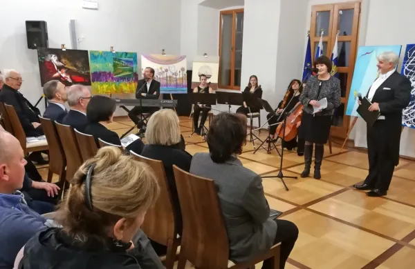 Ravnateljica Škofijske karitas Koper in vodja projekta  Umetniki za 
karitas Jožica Ličen je na pot pospremila že 345. razstavo projekta, 
ki združuje lepoto in dobroto. 