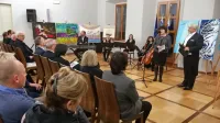 Ravnateljica Škofijske karitas Koper in vodja projekta  Umetniki za 
karitas Jožica Ličen je na pot pospremila že 345. razstavo projekta, 
ki združuje lepoto in dobroto. 