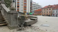 Ostanki uničenega smetnjaka, v katerega je nekdo odvrgel močnejšo petardo.