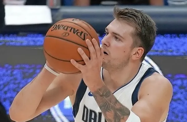 Luka Dončić je le za točko zgrešil svoj strelski rekord in postal 
drugi košarkar po LeBronu Jamesu, ki je pred 21. letom več kot 
enkrat dosegel 40 točk in deset podaj.