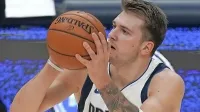 Luka Dončić je le za točko zgrešil svoj strelski rekord in postal 
drugi košarkar po LeBronu Jamesu, ki je pred 21. letom več kot 
enkrat dosegel 40 točk in deset podaj.