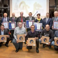 V Postojni so poleg jubilejnih podelili tudi posebna priznanja za 
dolgoletno delo v organih zbornice, sodelovanje pri ustanavljanju 
obrtnega združenja ter uspešno delo na področju obrti.