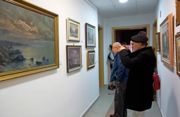 Razstava slik, ki so del zasebnih zbirk domačinov iz Postojne in okolice, bo na ogled do konca leta.