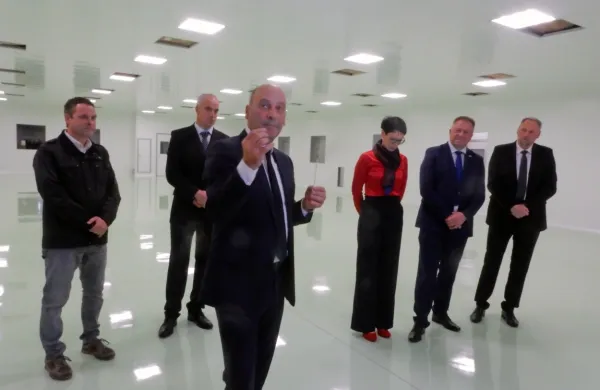 Marjan Batagelj je v prenovljenih čistih prostorih z inovativnim katetrom v rokah pohvalil dosežke TIK-a.