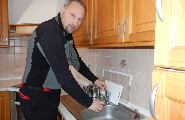 Marko Matajurc bo obljube o vodi brez klora najprej uresničil v vasi 
Svino.  