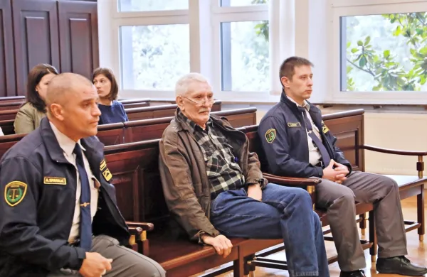 Draganu Kukanji (v sredini) novogoriško tožilstvo poleg umora 
mame očita še hudo telesno poškodbo, zanemarjanje mladoletne 
osebe ter nasilje v družini.
