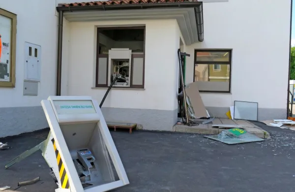Odkar so poleti vandali razstrelili senožejski bankomat, krajani in 
številni zaposleni v vasi nimajo več kje dvigovati gotovine.