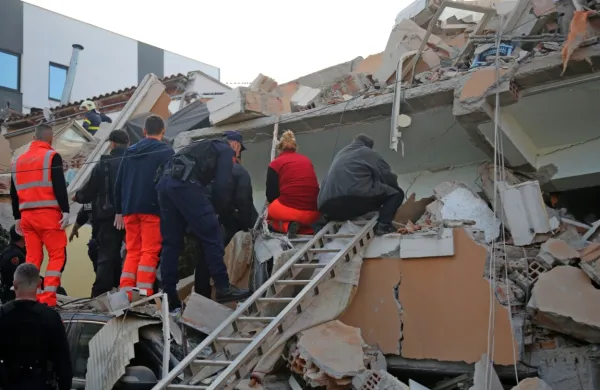 Močan potres v Albaniji je po zadnjih podatkih zahteval najmanj 28 
smrtnih žrtev, več kot 650 ljudi je poškodovanih.